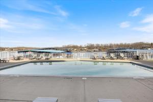 Bazén v ubytování Newly Updated, Amazing Views, Boat Slip & Heated Pool nebo v jeho okolí