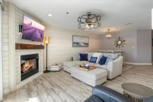 Posezení v ubytování Newly Updated, Amazing Views, Boat Slip & Heated Pool