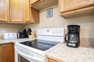 Kuchyň nebo kuchyňský kout v ubytování Lake Cabin & Dock - A True Ozarks Experience! + 30 fotografií