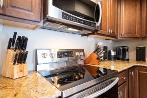 una cucina con fornelli e microonde di Lake Life: Amazing Weekday Specials! Dock, Swim Mat, Cove Water a Rocky Mount