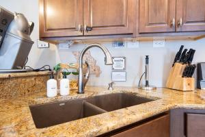 un bancone della cucina con lavandino in cucina di Lake Life: Amazing Weekday Specials! Dock, Swim Mat, Cove Water a Rocky Mount Altre 47 foto