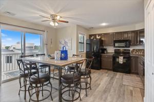 Η κουζίνα ή μικρή κουζίνα στο Lakefront Osage Beach Condo + Workspace w/ Pool Views