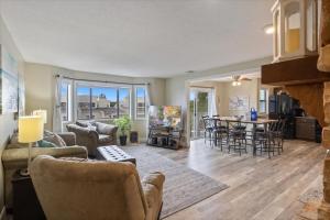 Posezení v ubytování Lakefront Osage Beach Condo + Workspace w/ Pool Views