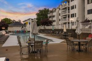 Πισίνα στο ή κοντά στο Lakefront Osage Beach Condo + Workspace w/ Pool Views