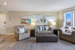 Χώρος καθιστικού στο Lakefront Osage Beach Condo + Workspace w/ Pool Views