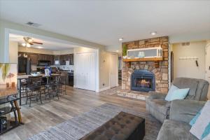 Η κουζίνα ή μικρή κουζίνα στο Lakefront Osage Beach Condo + Workspace w/ Pool Views