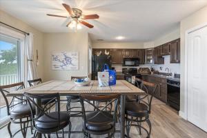 Η κουζίνα ή μικρή κουζίνα στο Lakefront Osage Beach Condo + Workspace w/ Pool Views