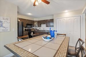 Η κουζίνα ή μικρή κουζίνα στο Lakefront Osage Beach Condo + Workspace w/ Pool Views +48 φωτογραφίες