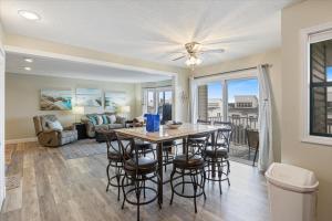 Χώρος καθιστικού στο Lakefront Osage Beach Condo + Workspace w/ Pool Views