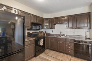 Η κουζίνα ή μικρή κουζίνα στο Lakefront Osage Beach Condo + Workspace w/ Pool Views +46 φωτογραφίες