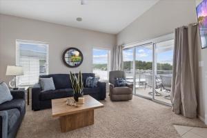 Χώρος καθιστικού στο Main Channel Views, Screened Porch, Pool & Boat Slip