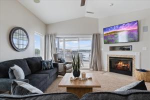 Μια τηλεόραση ή/και κέντρο ψυχαγωγίας στο Main Channel Views, Screened Porch, Pool & Boat Slip +67 φωτογραφίες