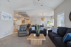 Χώρος καθιστικού στο Main Channel Views, Screened Porch, Pool & Boat Slip