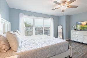 Postel nebo postele na pokoji v ubytování Our Cove Retreat - Perfect for Wave-Free Swimming, Tanning & Prime Location Fun!