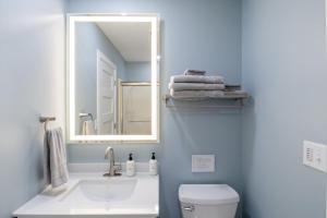 Koupelna v ubytování Our Cove Retreat - Perfect for Wave-Free Swimming, Tanning & Prime Location Fun! + 32 fotografií