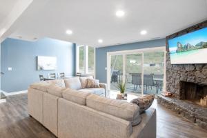 TV a/nebo společenská místnost v ubytování Our Cove Retreat - Perfect for Wave-Free Swimming, Tanning & Prime Location Fun!