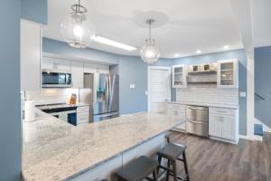 Kuchyň nebo kuchyňský kout v ubytování Our Cove Retreat - Perfect for Wave-Free Swimming, Tanning & Prime Location Fun!