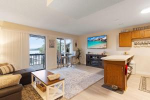 ein Wohnzimmer mit Sofa und Tisch in der Unterkunft Lakefront Couple Retreat near Hot Spots and Dining in Sunrise Beach