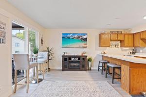 eine Küche mit einem Kamin sowie einem Tisch und Stühlen in der Unterkunft Lakefront Couple Retreat near Hot Spots and Dining in Sunrise Beach