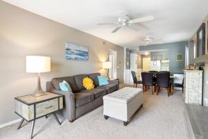 Posezení v ubytování Great Views and Pool Next to Docknockers!