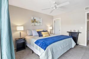 Postel nebo postele na pokoji v ubytování Great Views and Pool Next to Docknockers! + 36 fotografií