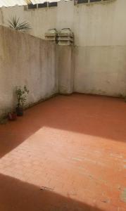 een lege kamer met een bakstenen vloer en een muur bij Guemes ! 2 ambientes a 2 cuadras playa in Mar del Plata