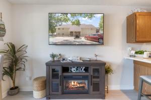 ein Wohnzimmer mit einem TV über einem Kamin in der Unterkunft Lakefront Couple Retreat near Hot Spots and Dining in Sunrise Beach + 53 Fotos