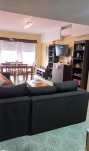 een woonkamer met een bank en een keuken bij Guemes ! 2 ambientes a 2 cuadras playa in Mar del Plata