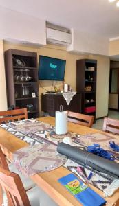 een eetkamer met een tafel met een tv bij Guemes ! 2 ambientes a 2 cuadras playa in Mar del Plata