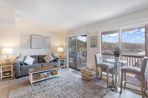 ein Wohnzimmer mit Couch und Balkon in der Unterkunft Lakefront Couple Retreat near Hot Spots and Dining in Sunrise Beach