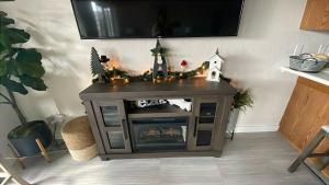 ein Unterhaltungszentrum mit einem TV und Weihnachtsdekorationen in der Unterkunft Lakefront Couple Retreat near Hot Spots and Dining in Sunrise Beach