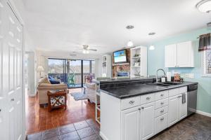 Kuchyň nebo kuchyňský kout v ubytování Heated Pool Just Steps Away & Great Patio Views