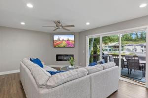 TV a/nebo společenská místnost v ubytování Our Cove Retreat - Perfect for Wave-Free Swimming, Tanning & Prime Location Fun!