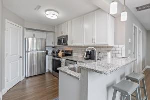 Kuchyň nebo kuchyňský kout v ubytování Our Cove Retreat - Perfect for Wave-Free Swimming, Tanning & Prime Location Fun!