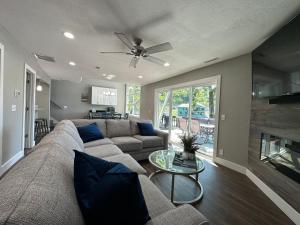 TV a/nebo společenská místnost v ubytování Our Cove Retreat - Perfect for Swimming, Tanning & Prime Location Fun!