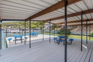 Bazén v ubytování Our Cove Retreat - Perfect for Wave-Free Swimming, Tanning & Prime Location Fun! nebo v jeho okolí