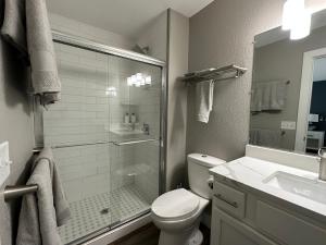 Koupelna v ubytování Our Cove Retreat - Perfect for Swimming, Tanning & Prime Location Fun! + 19 fotografií