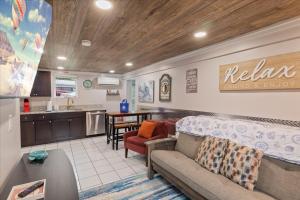 ein Wohnzimmer mit Couch und Küche in der Unterkunft Lakefront Fishing Retreat w/ Dock, Hot Tub & Deck Views in Sunrise Beach