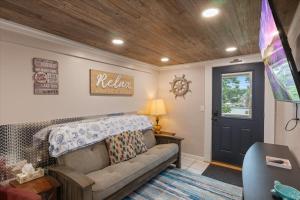 ein Wohnzimmer mit Sofa und Tür in der Unterkunft Lakefront Fishing Retreat w/ Dock, Hot Tub & Deck Views in Sunrise Beach