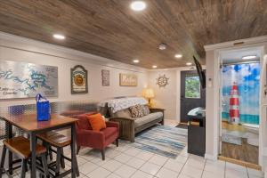 ein Wohnzimmer mit Sofa und Tisch in der Unterkunft Lakefront Fishing Retreat w/ Dock, Hot Tub & Deck Views in Sunrise Beach
