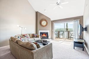 ein Wohnzimmer mit Couch und Kamin in der Unterkunft Two Condos Nestled In The State Park With Amazing Views in Laguna Beach