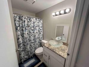 ein Badezimmer mit Waschbecken, Toilette und Dusche in der Unterkunft Master Bedroom w Pvt Bath in shared home in Royal Palm Beach + 42 Fotos
