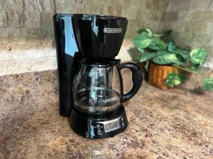 eine schwarze Kaffeemaschine auf der Theke in der Unterkunft Master Bedroom w Pvt Bath in shared home in Royal Palm Beach