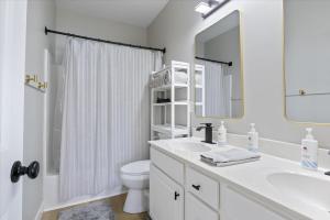 Koupelna v ubytování Steps to Water, Serene View, Updated Condo Family Fun w/ 3 Pools in Camdenton + 35 fotografií