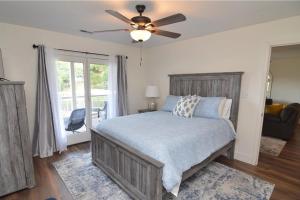 Postel nebo postele na pokoji v ubytování Newly Updated in a Private Cove, with Firepit, Flat Lawn, Dock, Boat Slip & Kayaks in Osage Beach