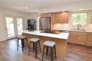 Kuchyň nebo kuchyňský kout v ubytování Newly Updated in a Private Cove, with Firepit, Flat Lawn, Dock, Boat Slip & Kayaks in Osage Beach