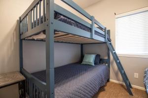 Steps to Water, Serene View, Updated Condo Family Fun w/ 3 Pools in Camdentonにあるベッド +35枚の写真