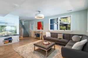 Posezení v ubytování Stunning Sunsets, Vibrant Bars and Restaurants at the Waterfront