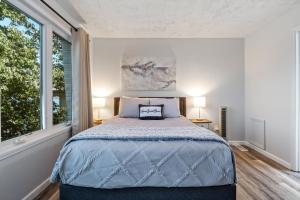 Postel nebo postele na pokoji v ubytování Stunning Sunsets, Vibrant Bars and Restaurants at the Waterfront