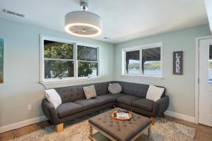 Foto dalla galleria di Stunning Sunsets, Vibrant Bars and Restaurants at the Waterfront a Rocky Mount Altre 48 foto